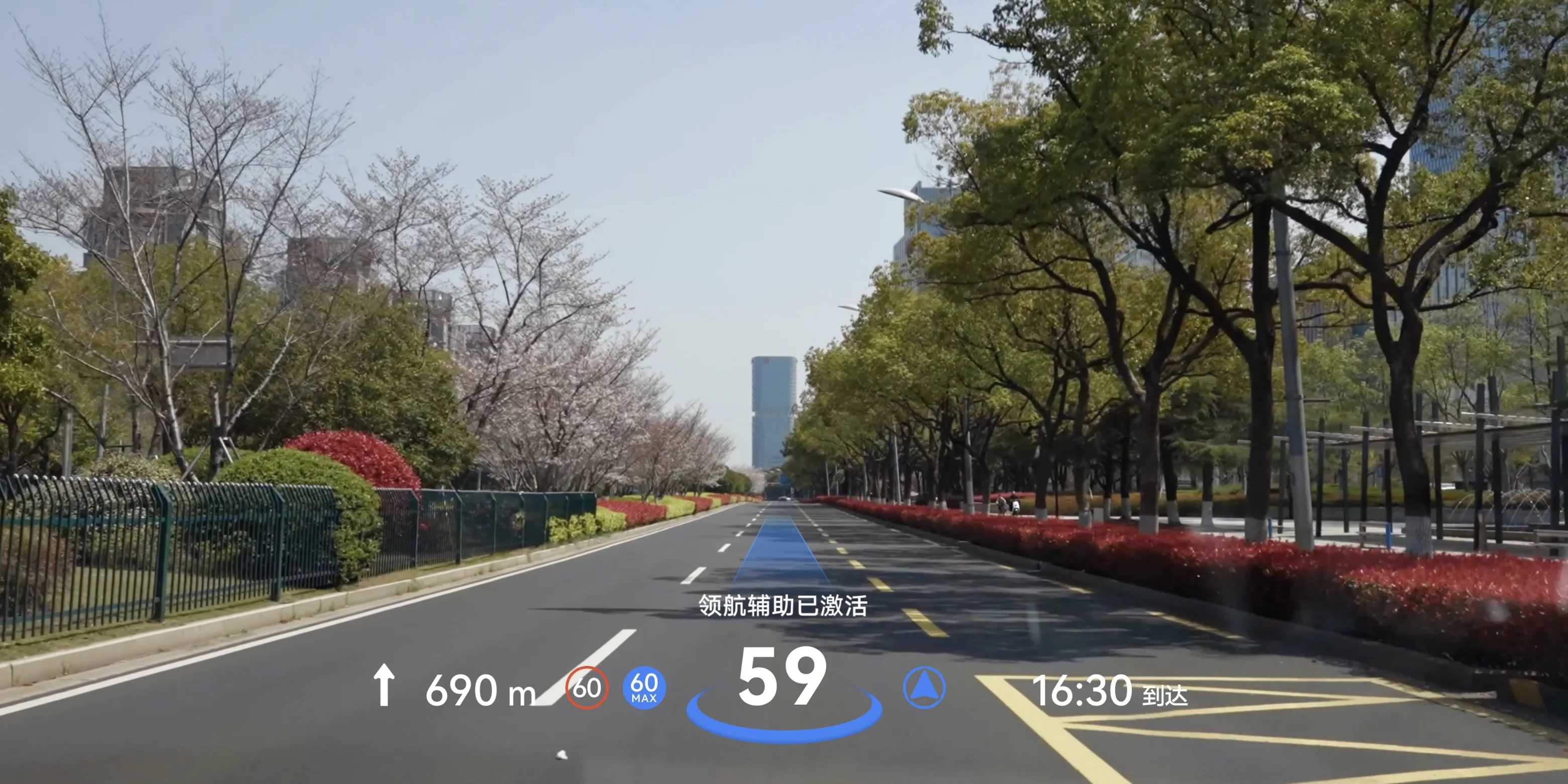 L’affichage tête haute AR-HUD à projecteur unique et double plan focal présente l’aide à la conduite et la sécurité au premier plan, et une navigation en profondeur alignée sur la route au second.